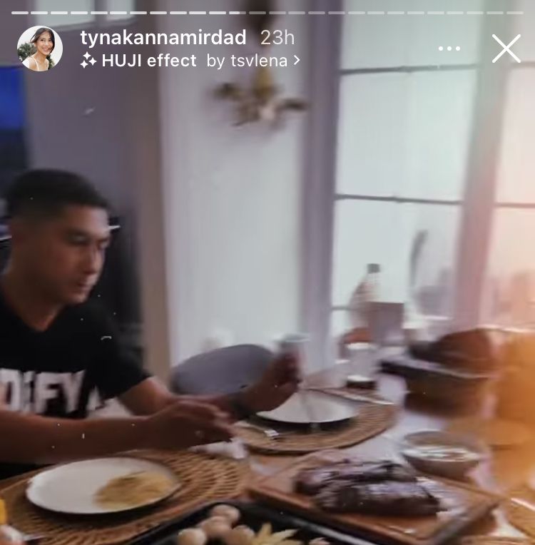 Tyna Kanna memasak steak untuk Kenang Mirdad dan anak-anak