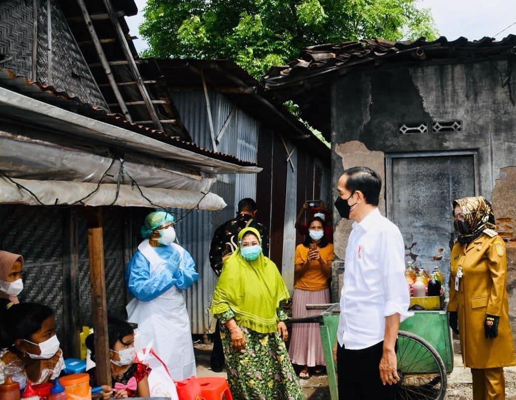 Presiden Jokowi saat meninjau Vaksinasi Covid-19 di Klaten, Jawa Tengah, Jokowi berkunjung ke Dukuh Ngledok, Desa Segaran, Kecamatan Delanggu.