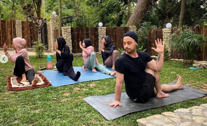 Zaskia Mecca dan Dave Moffatt tengah berlatih yoga sambil menikmati udara sejuk Jogja