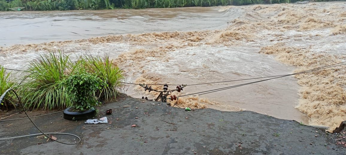 Beberapa pasilitas kelistrikan terlihat ikut terdampak bencana banjir yang terjadi dibeberapa wilayah di Kabupaten Tasikmalaya, Senin, 13 September 2021.*