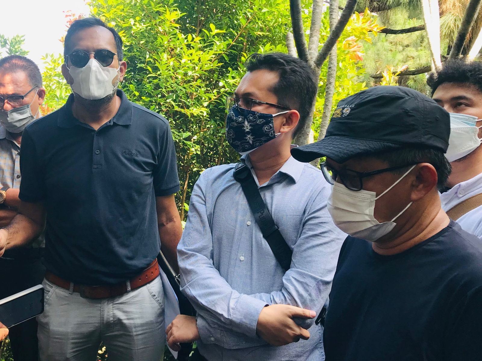 Rocky Gerung dan pengacara Haris Azhar ketika memberikan keterangan terkait kepemilikan tanah di Bojong Koneng, Kabupaten Bogor, Senin 13 September 2021.