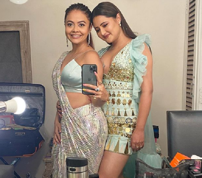 Devolenna Bhattacharjee dan Rashami Desai kompak tampil seksi dalam unggahan foto terbaru mereka di Instagram.