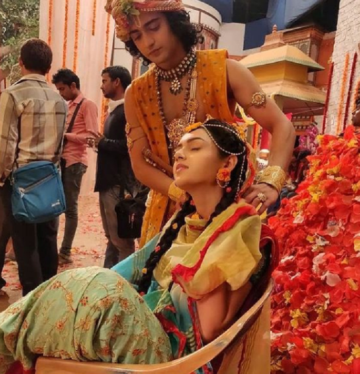 Momen kedekatan Sumedh Mudgalkar dan Mallika Singh di sela-sela syuting Radha Krishna.