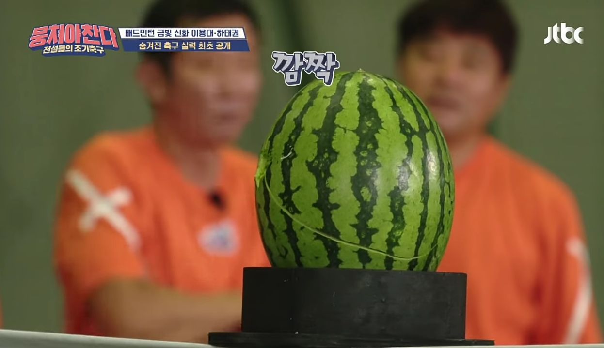 Semangka terbelah usai menerima smash dari Lee Yong Dae