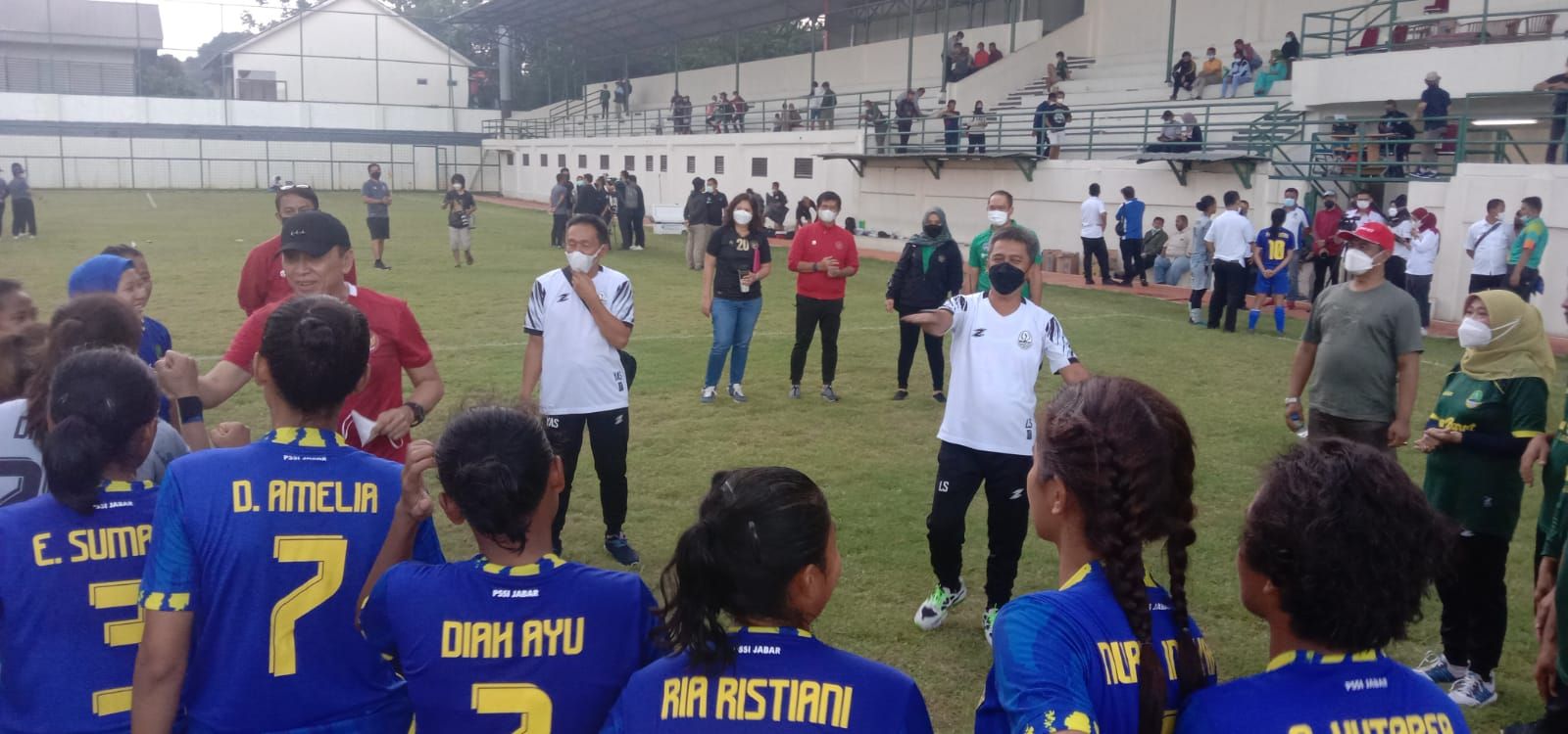 Ketua Umum PSSI, Mohammad Iriawan menyalami satu per satu para pemain sepakbola putri Jawa Barat di Stadion Merpati, Kota Depo, Rabu 15 September 2021