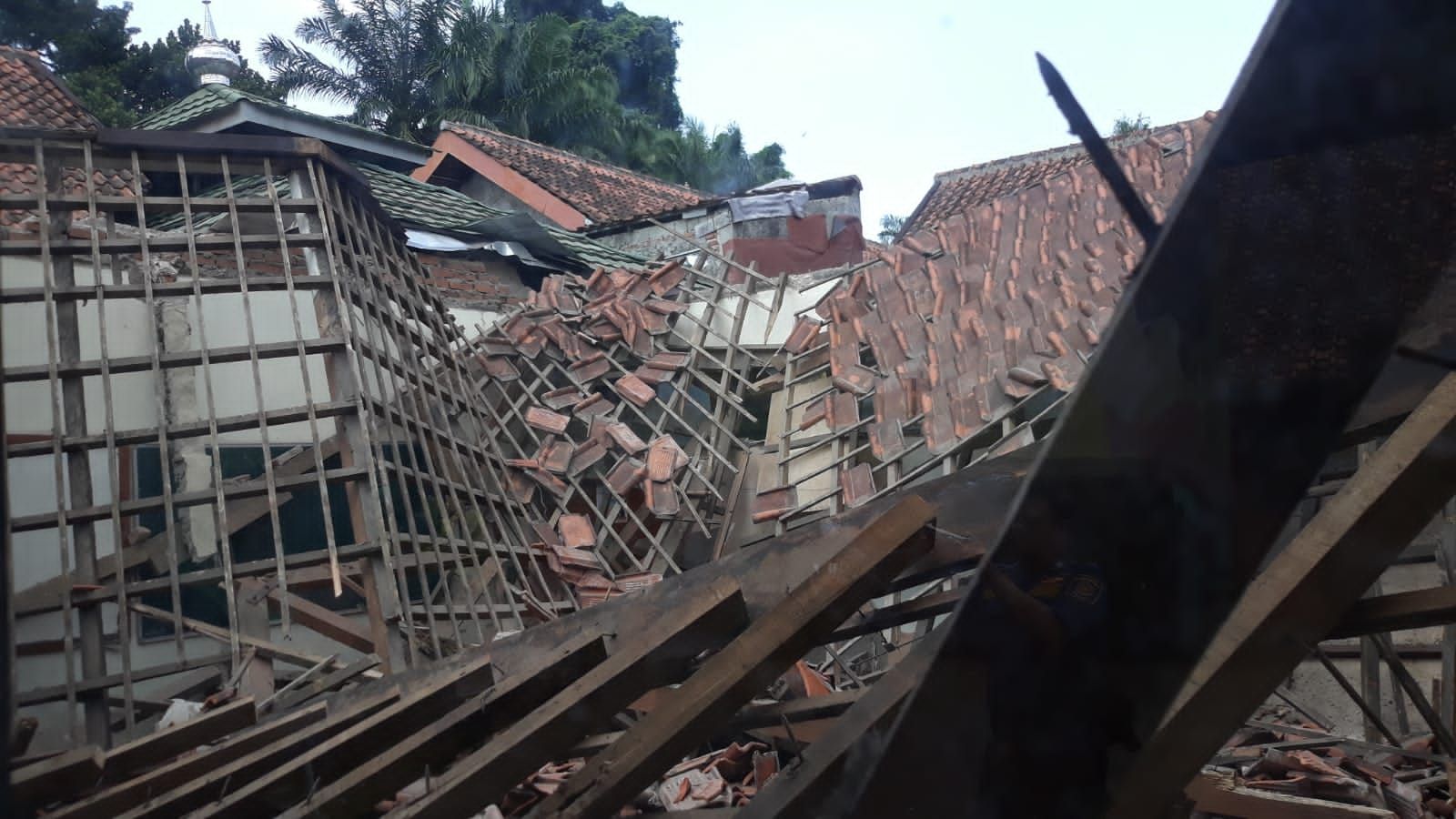 Atap sekolah dasar negeri (SDN) Otisa di Bogor Tengah, Kota Bogor ambruk lantaran struktur kayu telah lapuk, Kamis 16 September 2021.
