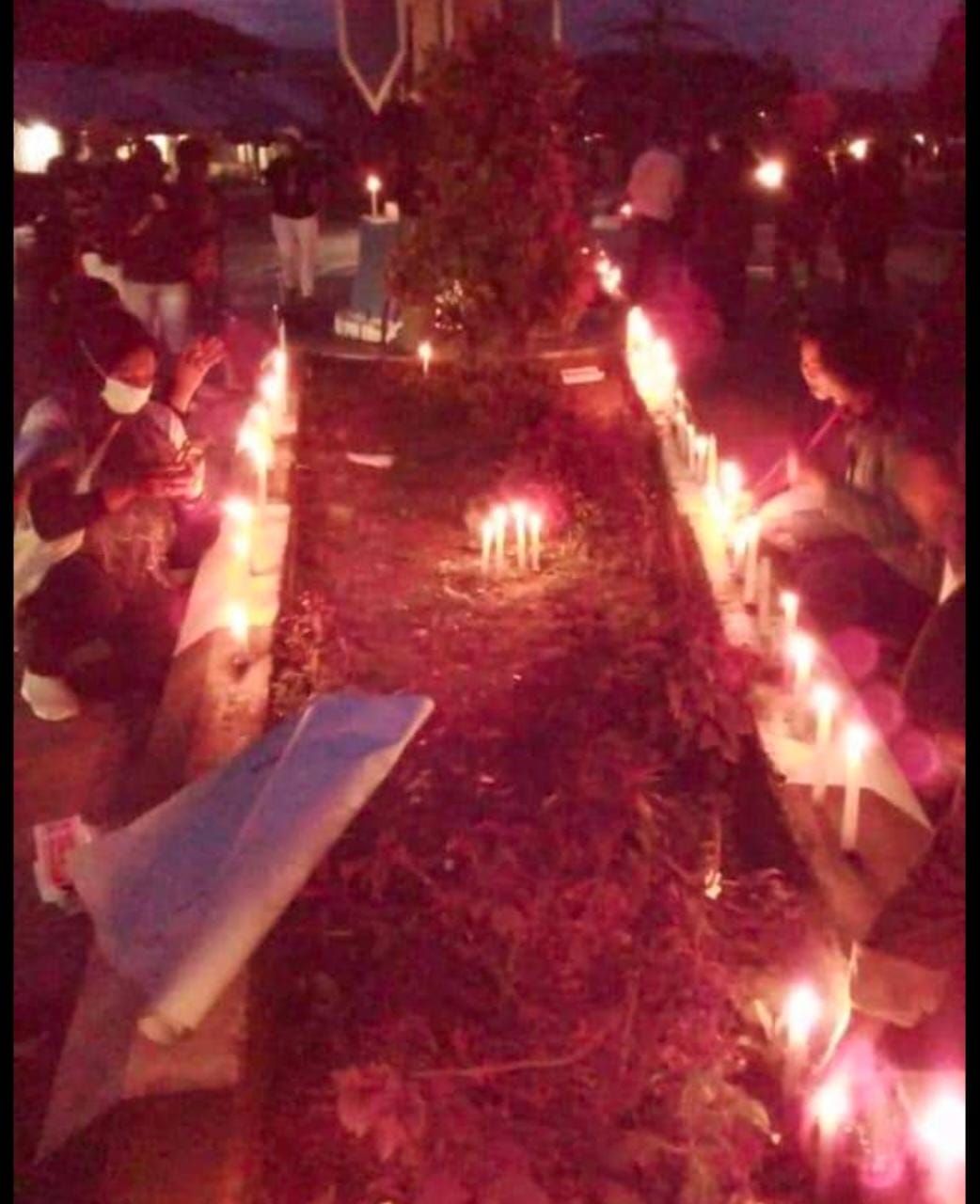 Aksi bakar lilin nakes di Papua