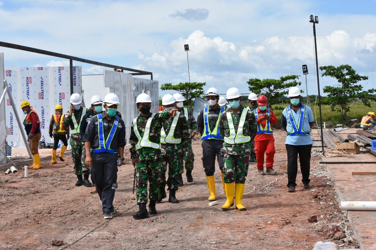 Danrem 174/ATW Merauke Brigjen TNI Bangun Nawoko mengunjungi Rumah Sakit Modular di Kampung Kamangi, Distrik Tanah Miring, Merauke, Rabu 15 September 2021/Dok. Penrem 174 Merauke