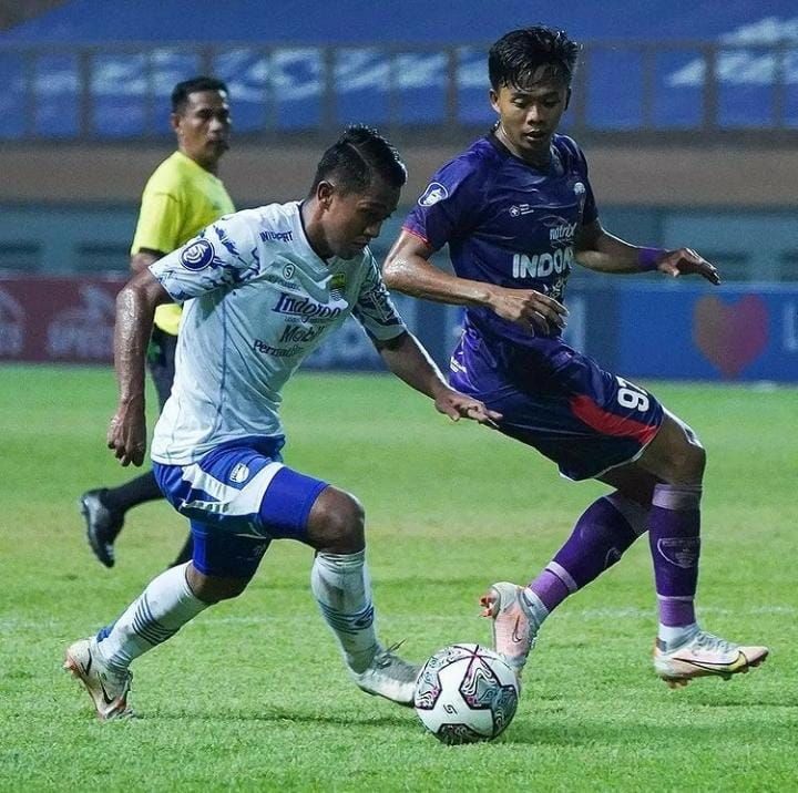 Winger Persib Febri Hariyadi menggiring bola saat menghadapi Persita Tangerang dalam laga pekan kedua BRI Liga 1 2021/2022 di Stadion Wibawa Mukti, Cikarang, Sabtu 11 September 2021.  Menghadapi Bali United, Persib tak boleh terlena
