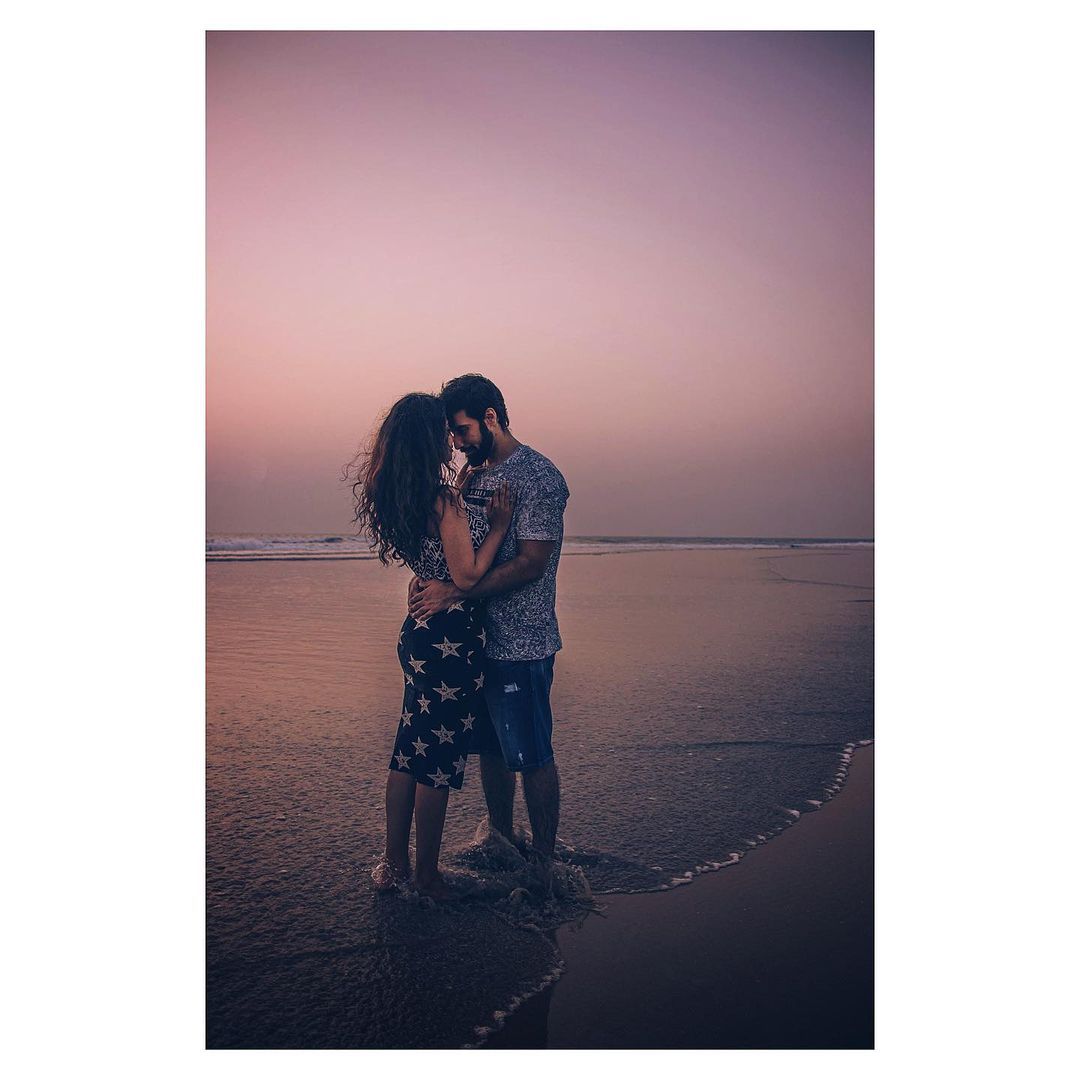 Avika Gor dan Milind Chandwani sedang berlibur di sebuah pantai dan terlihat begitu romantis.