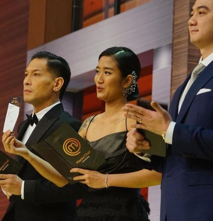 Jajaran juri MasterChef Indonesia Season 8; Chef Juna, Chef Renatta, dan Chef Arnold. 