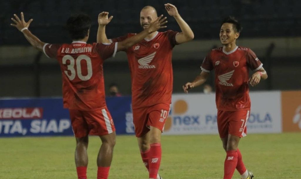 Anco Jansen (tengah) merayakan golnya ke gawang Persebaya Surabaya 