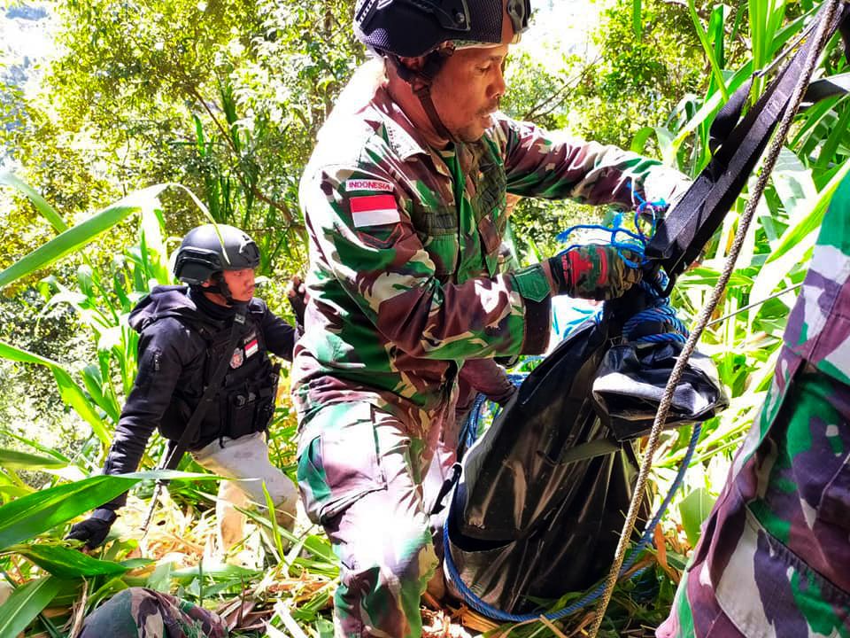 Proses evakuasi jenazah Nakes oleh tim evakuasi dari TNI dan Polri