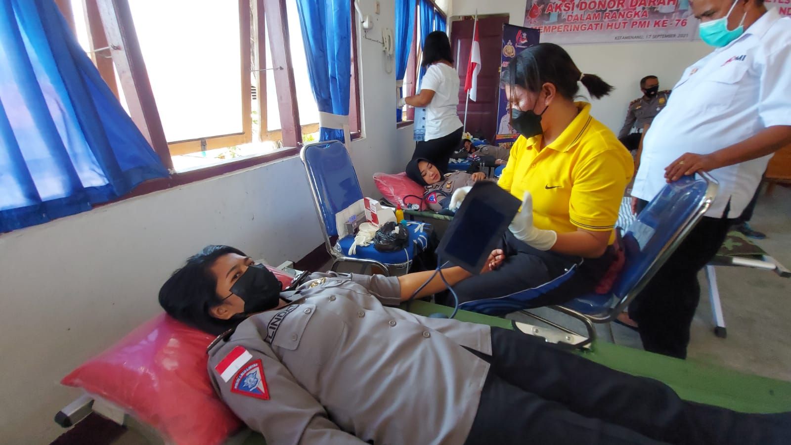 Anggota Satlantas Polres TTU saat mendonorkan darah. 