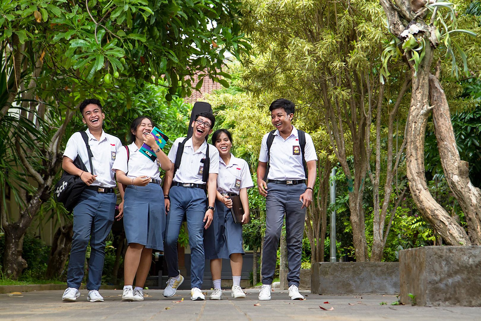  Siswa sekolah menengah atas Indonesia berjalan bersama. / Zenius