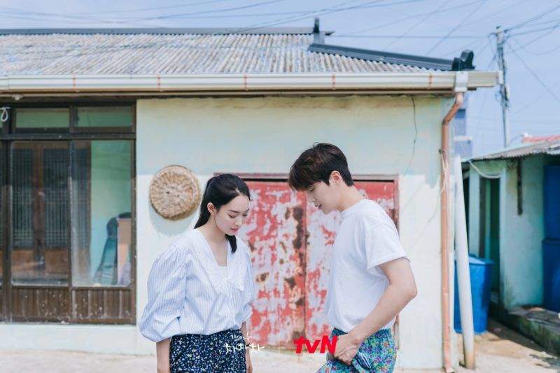 Potongan gambar Shin Min Ah dan Kim Seon Ho di Hometown Cha Cha Cha episode 7.