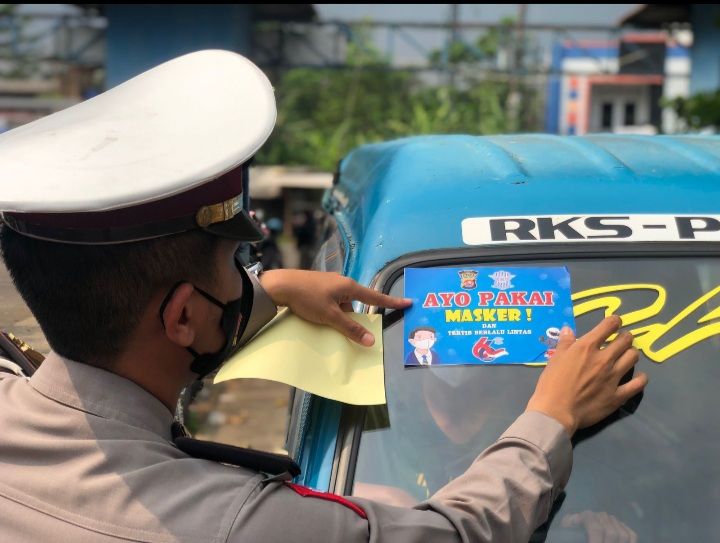 Hut Ke 66 Lantas Di Masa Pandemi Satlantas Polres Pandeglang Bagikan Masker Gratis Untuk Sopir Angkot Kabar Banten