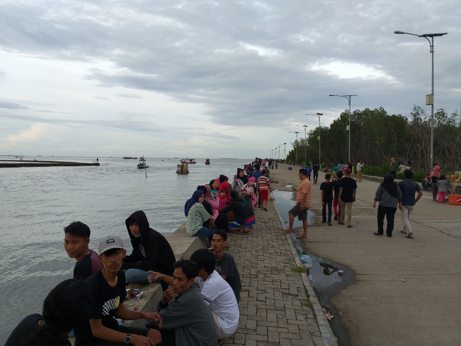 Ilustrasi Pantai Gope Karangantu, Kecamatan Kasemen, menjadi salah satu obyek wisata favorit warga Kota Serang.  Disayangkan banyak wisatawan keluhkan sampah berserakan dimana-mana