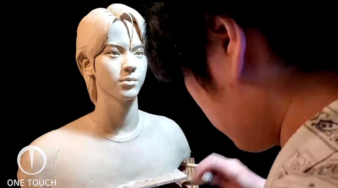 Pematung asal Korea Selatan butuh waktu 19 jam untuk buat patung Jin BTS karena figur terlalu tampan