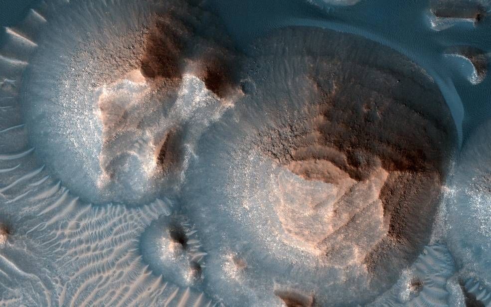 Gambar ini menunjukkan beberapa kawah di Arabia Terra yang dipenuhi dengan batuan berlapis,