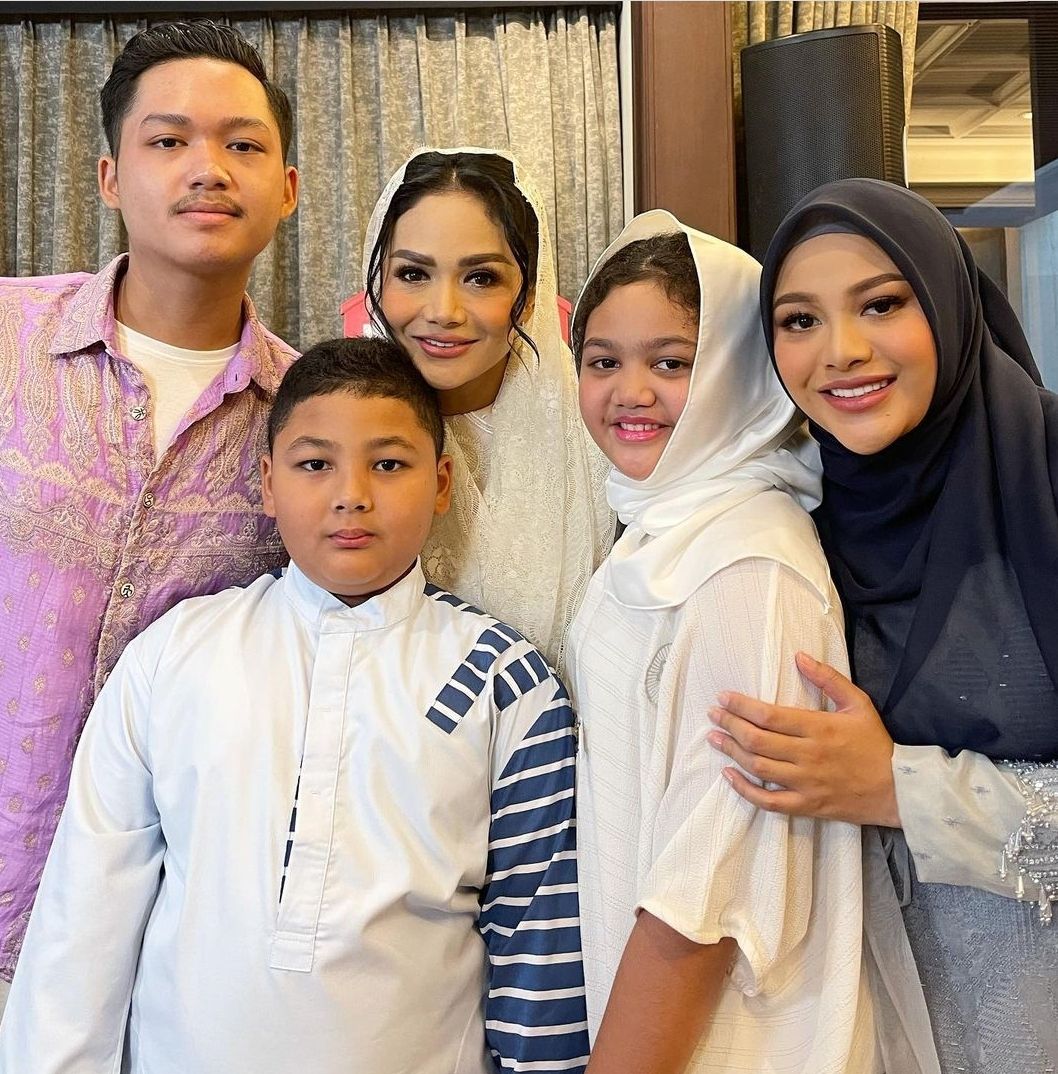 Krisdayanti foto bersama keempat anaknya/Instagram