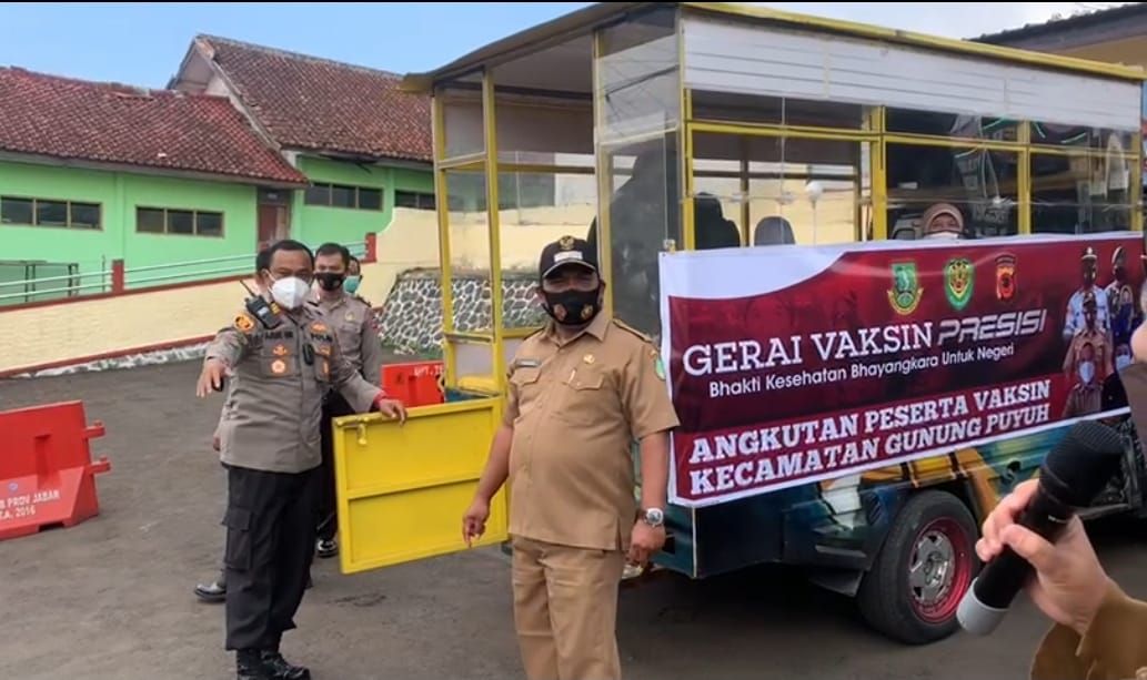 Diantar Jemput Naik Mobil Wara Wiri, Lansia di Kota Sukabumi Antusias Ikuti Vaksinasi
