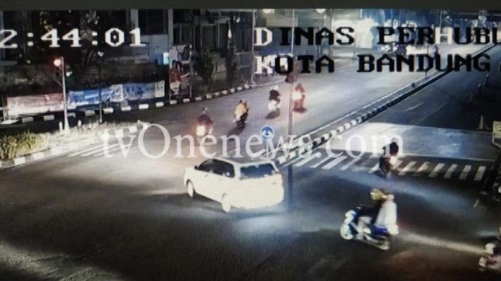 Hasil rekaman CCTV yang menunjukkan adanya mobil Avanza putih dan sepeda motor Nmax berwarna biru di hari pembunuhan Tuti dan Amalia di Subang.