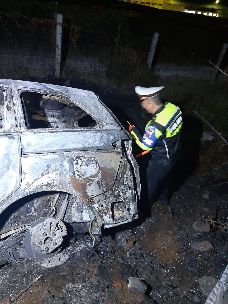 Honda Odyssey yang terbakar saat kecelakaan beruntun
