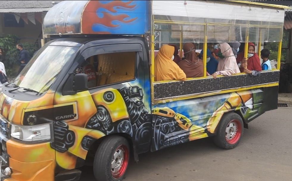Diantar Jemput Naik Mobil Wara Wiri, Lansia di Kota Sukabumi Antusias Ikuti Vaksinasi