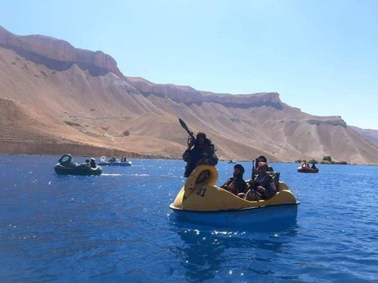 Sekelompok militan, bersenjatakan senapan dan 'peluncur roket' terlihat menikmati perahu pedal di Taman Nasional Band-e Amir dalam serangkaian foto aneh terbaru yang menunjukkan mereka dalam situasi nyata.  