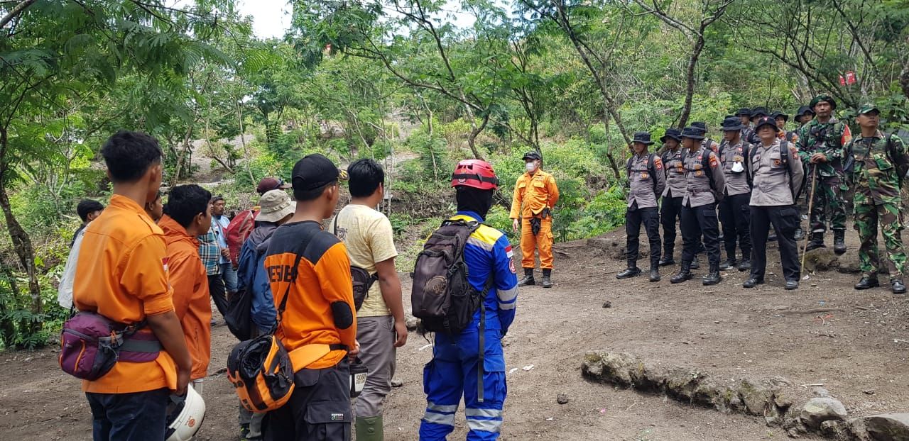 Tim SAR gabungan melakukan pencarian Gibran, pendaki yang hilang di Gunung Guntur sejak Minggu, 19 September 2021.