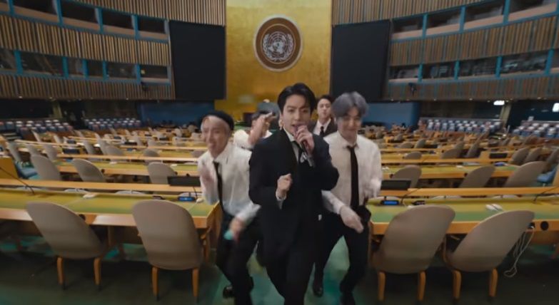 Kemunculan tujuh member BTS di markas PBB, membawakan lagu Permission To Dance