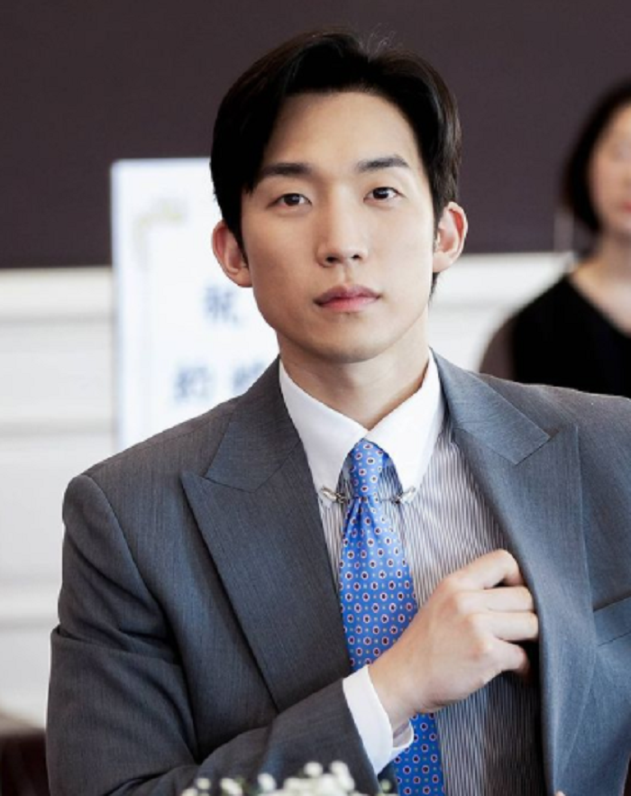 Lee Sang Yi berperan sebagai Ji Sung Hyun