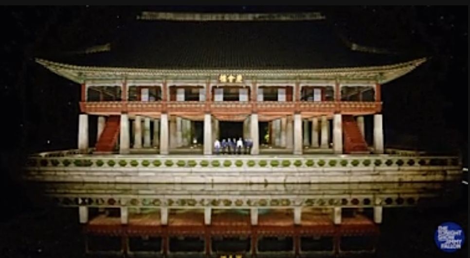 BTS di Paviliun Gyeonghoeru di Istana Gyeongbokgung