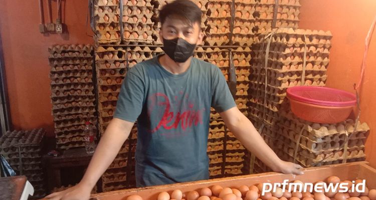 Pedagang Telur Ayam di Pasar Antri Kota Cimahi, Agus menyebut harga telur di Pasar Antri Kota Cimahi kini Rp19 ribu per kilogram