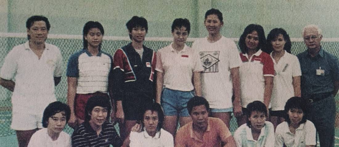 Tim Uber Cup Indonesia 1988: Verawaty Fajrin (berdiri, keempat dari kanan) dan Yanti Kusmiati (jongkok, kiri) yang dikenal dengan nama Mini Maksi 