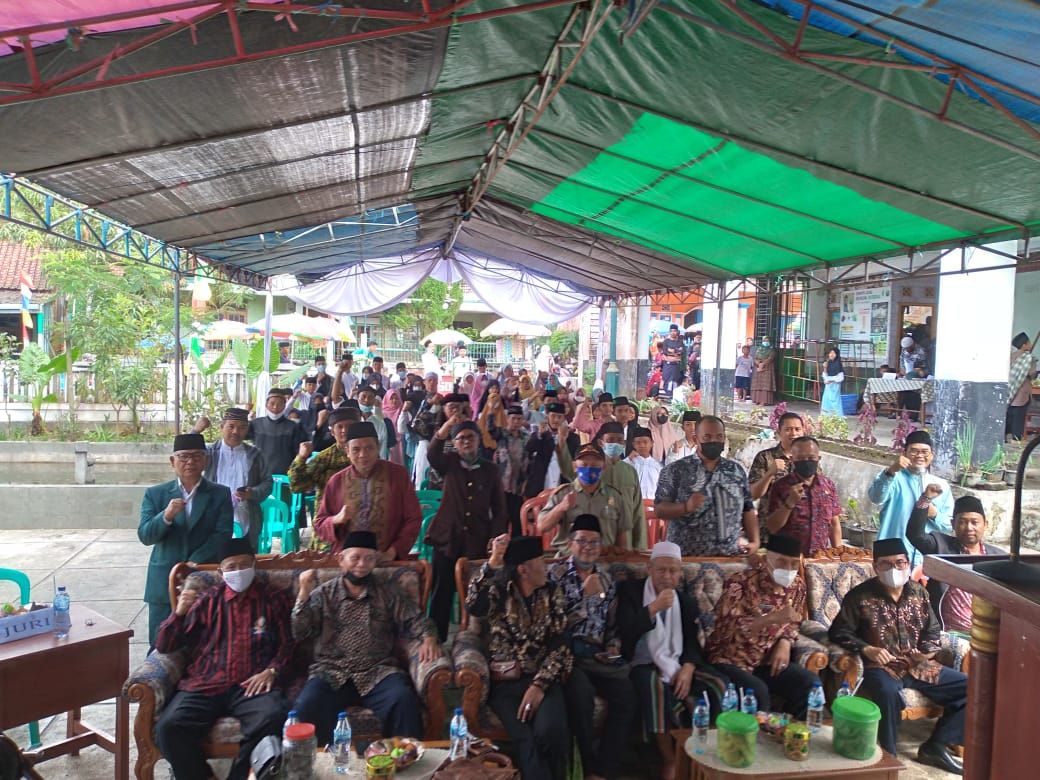Usai membuka MTQ tingkat Kecamatan Leuwisari, Camat Leuwisari Wawan Suhawan foto.bersama tokoh agama, pengurus LPTQ dan ratusan santri.
