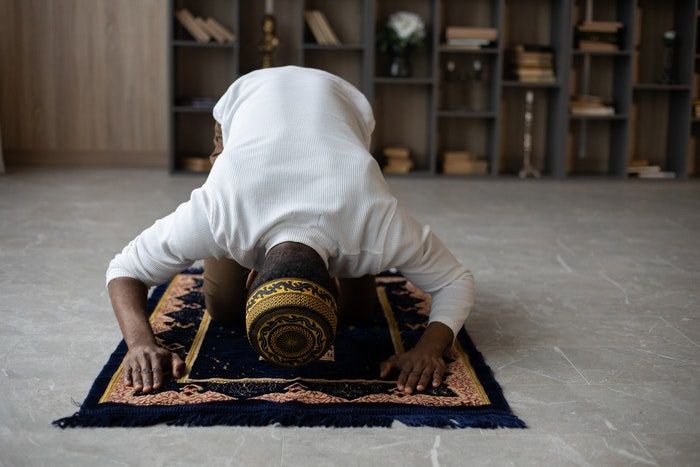 Doa Minta Rezeki Setelah Sholat Tahajud, Lengkap Tulisan Arab dan Latin