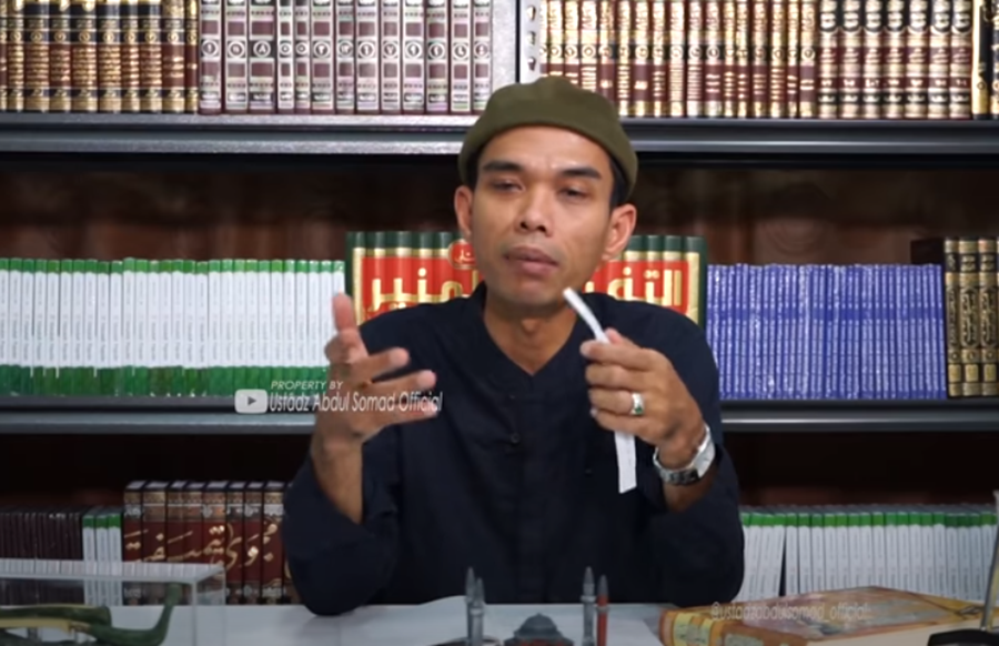 Ustadz Abdul Somad menjelaskan hukum ziarah ke makam non muslim