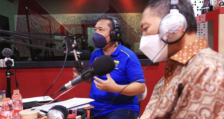 Wali Kota Bandung Oded M Danial dan Wakil Wali Kota Bandung Yana Mulyana di Studio Radio PRFM