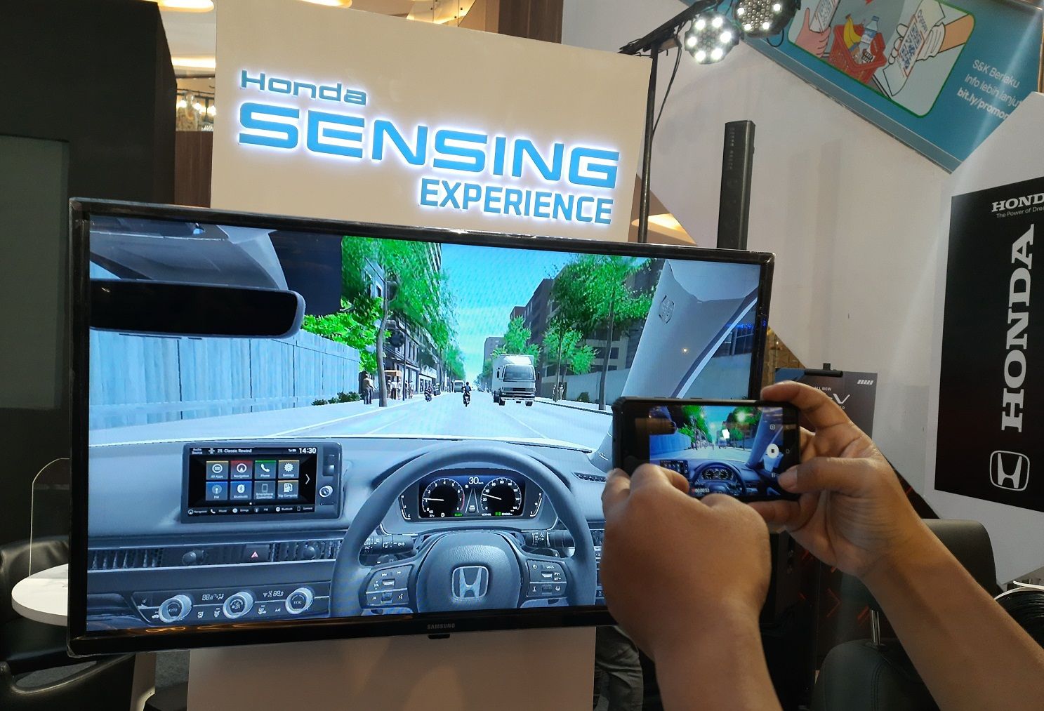 Simulasi untuk merasakan pengalaman berkendara dengan menggunakan fitur dan teknologi Honda Sensing.  