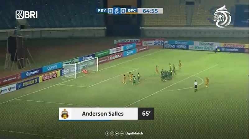 Gol pertama yang tercipta di babak ke-2 dilesakkan pemain Bhayangkara FC Anderson Salles ke gawang Persebaya.  