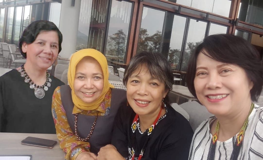 Empat dosen dan seniman Ariesa Pandanwangi, Nuning Damayanti, Arleti Mochtar Apin, dan Belinda Sukapura Dewi, angkat potensi Batik Bercerita. (Dok. Ariesa Pandanwangi.)
