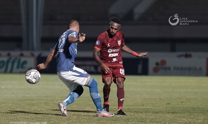 Kapten Persib Bandung, Supardi (kiri) menghadang pemain Borneo FC, Boaz Salossa.