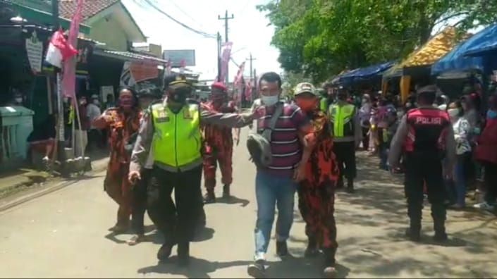 Warga Cilacap diamankan Ormas PP saat Kunjungan Presiden Jokowi di Cilacap, Kamis 23 September 2021, karena gerak-geriknya dianggap mencurigakan