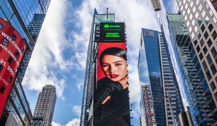 Foto Maudy Ayunda saat mejeng di Billboard Times Square New York