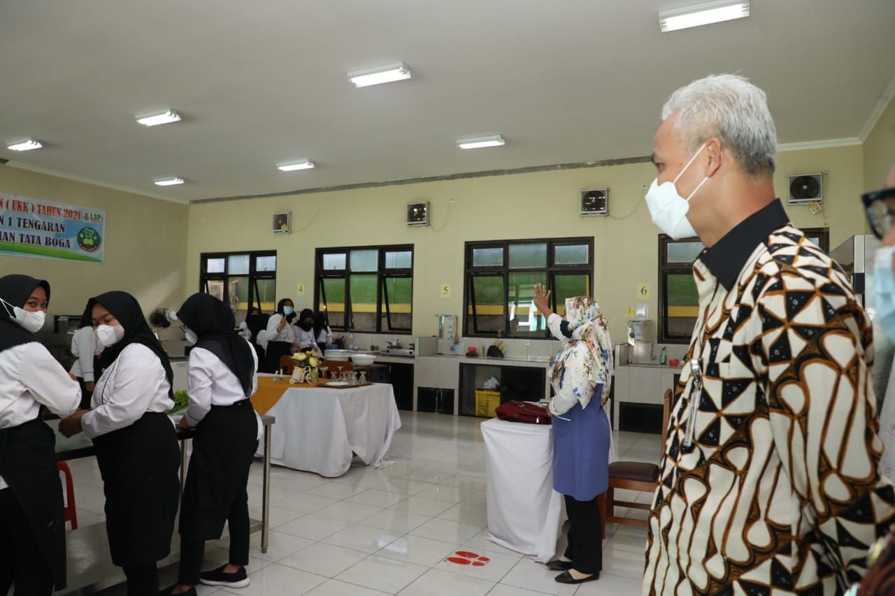 Gubernur Ganjar Pranowo meninjau PTM di SMKN 1 Tengaran Kab Semarang, Jumat 24 September 2021.