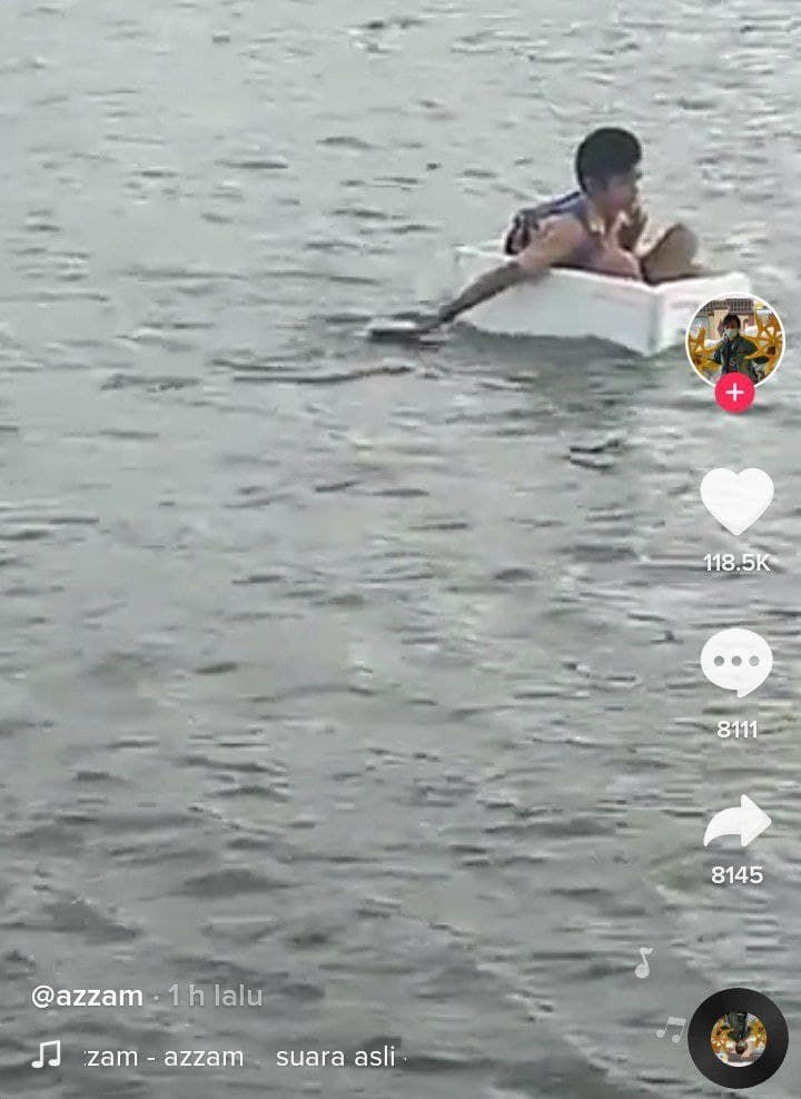Viral video anak SD seberangi sungai naik gabus, terombang ambing tak takut tenggelam
