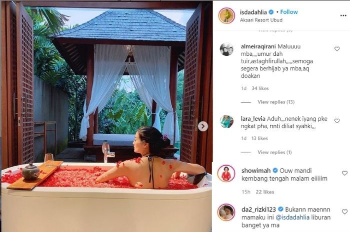 Sejumlah rekan artis dan netizen mengomentari unggahan Iis Dahlia yang tengah mandi kembang dan memperlihatkan punggungnya.*