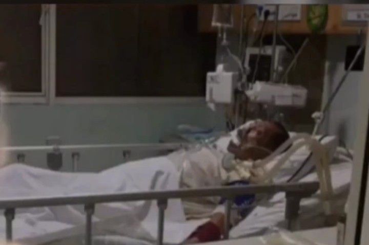 Tukul Arwana berbaring di ranjang rumah sakit, diduga terjadi pendarahan otak
